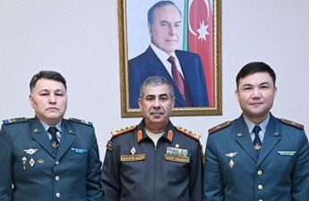 Azərbaycan müdafiə naziri Qazaxıstanın yeni hərbi attaşesini qəbul edib