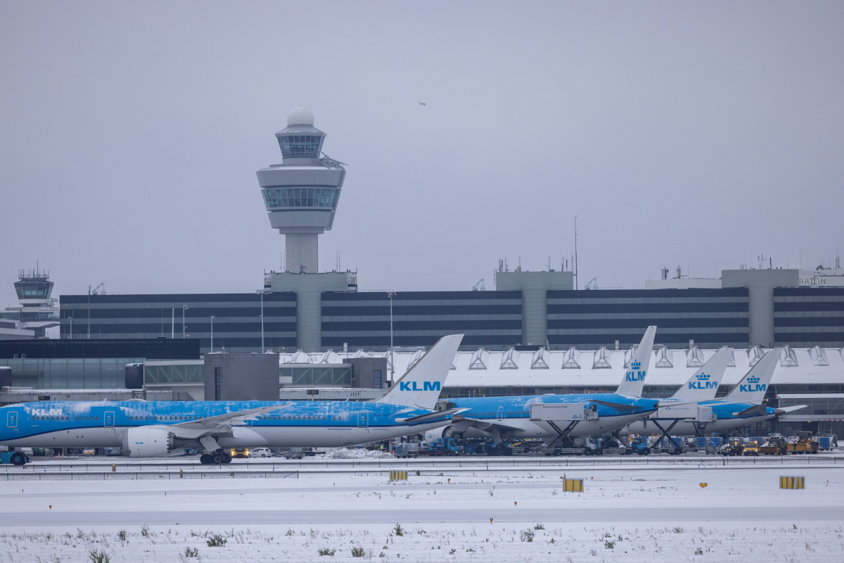 Amsterdam hava limanı qar və külək səbəbindən ən azı 700 uçuşu ləğv edib