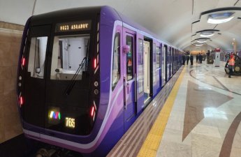 В бакинском метро пассажир погиб, упав на пути