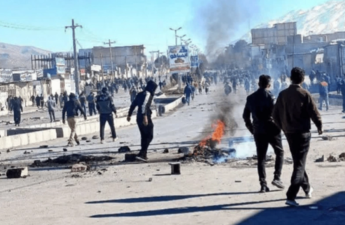 İranda polisə hücum nəticəsində iki nəfər ölüb, daha 30 insan yaralanıb