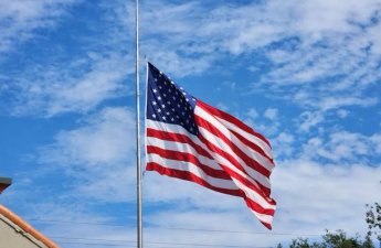 ABŞ-da bayraqlar yarıya qədər endirilib