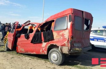 В Сальяне девять человек пострадали при столкновении микроавтобуса и легковушки