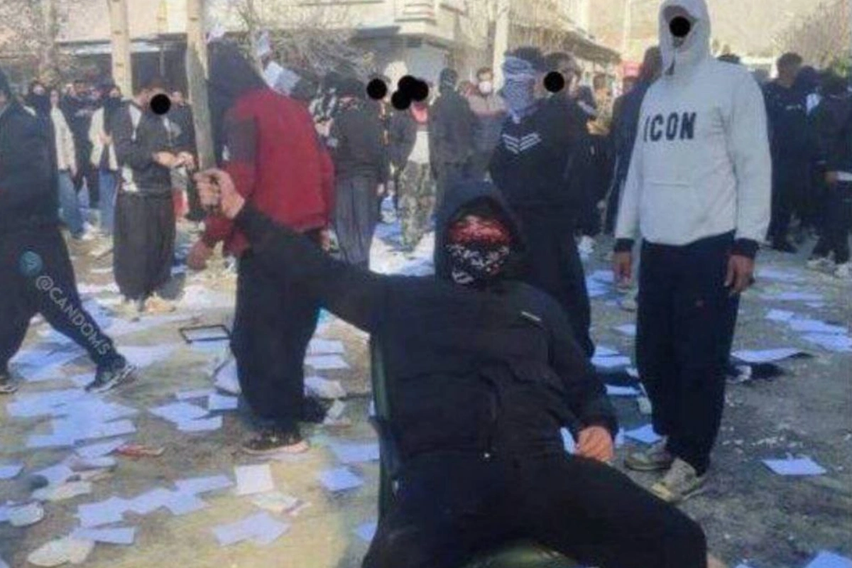 İranda etirazlar şiddətlənir: Bank binasına hücum edildi, polislər öldürüldü