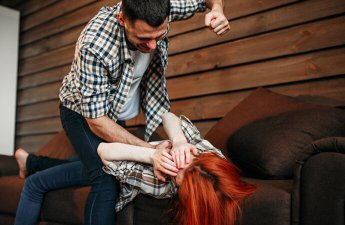 Yevlaxda kişi onuncu uşağa hamilə qalan arvadını qısqandı, onu öldürməyə cəhd etdi – TƏFƏRRÜAT