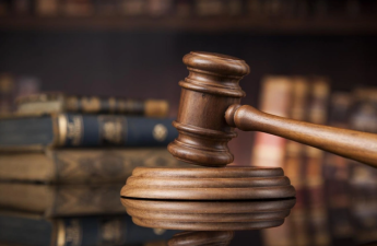 Qanunsuz orden və medal hazırlamaqda təqsirli bilinən QHT rəhbərinin məhkəməsi başlayır