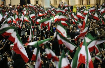 В Иране параллельно протестам проходят шествия против беспорядков