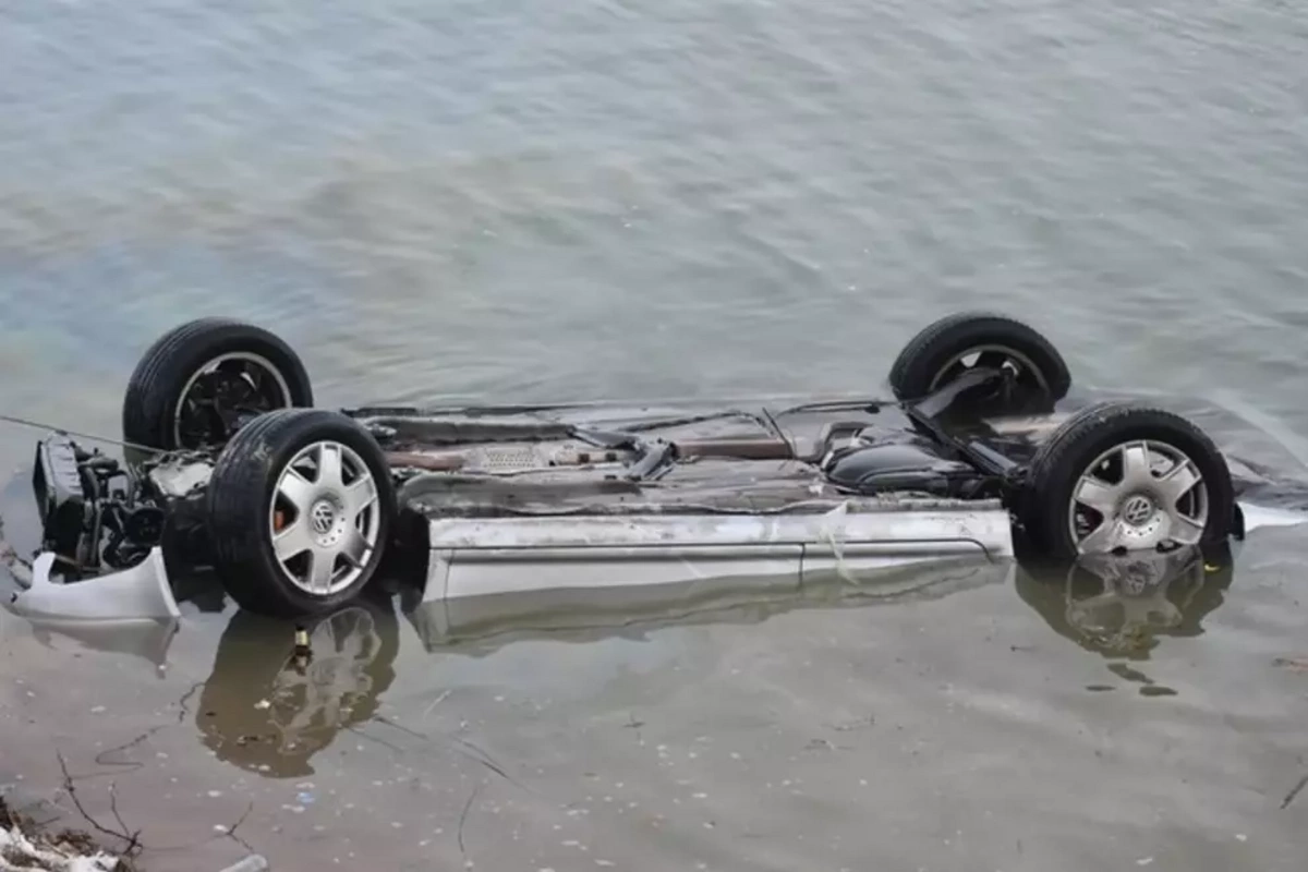 В Нефтчале автомобиль упал в канал, водитель скончался