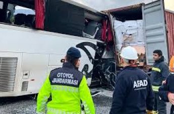 В Карсе пассажирский автобус столкнулся с грузовиком, пострадали 9 человек