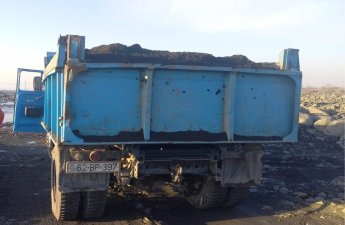 Çaydan qanunsuz qum-çınqıl daşıyanlar məsuliyyətə cəlb olunub