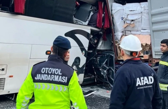 Qarsda avtobus yük maşınına çırpılıb, 9 nəfər xəsarət alıb