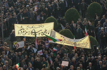 Etirazçılar Kirman şəhərində Zəhra məscidini yandırıb