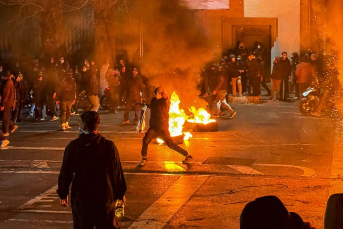 İranda etirazlar davam edir: Kinorejissor və general öldürüldülər - FOTO/VİDEO