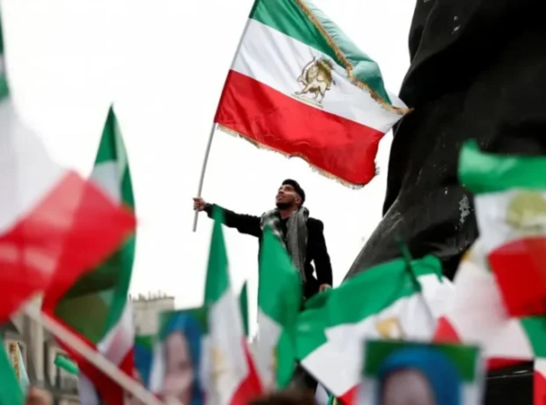 İrandakı etirazlarda Qacarların bayrağı: 