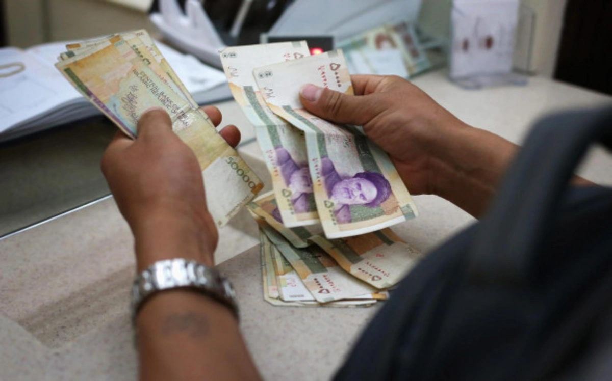 İran rialının məzənnəsi ölkədəki etirazlar fonunda yeni antirekord qırıb