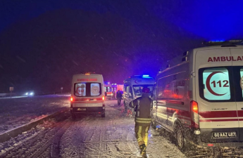 Sərnişin avtobusu TIR-a çırpılıb, 13 nəfər yaralanıb