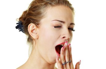 Başqasının əsnəməsi bizə niyə təsir edir?