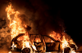Sumqayıtda avtomobillər toqquşdu, biri yandı - VİDEO