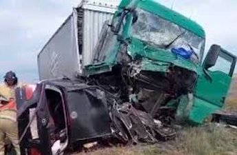 В Казахстане в ДТП с участием грузовика два человека погибли, еще два ранены