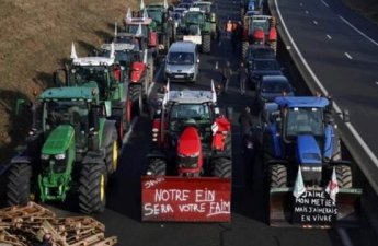 Французские фермеры вновь вышли на улицы Парижа на тракторах