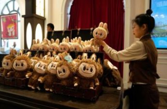 В Китае стала популярной бракованная плюшевая лошадка