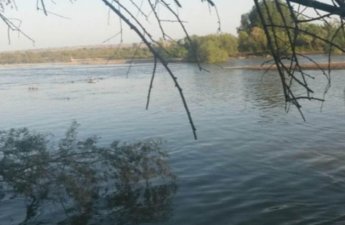 Zibillər çayın içərisinə axır: Sakinlər artıq dözə bilmir