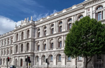 Britaniya kütləvi etirazlar fonunda İran səfirini çağırıb