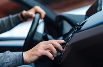 Bakıda avtomobil çuxura düşərək batdı - VİDEO