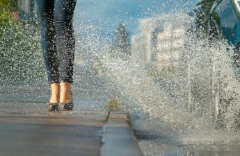 Дорожная полиция просит водителей не обливать пешеходов из луж