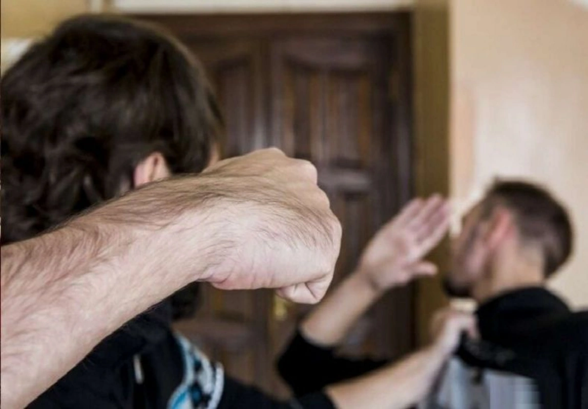 Gənc oğlan tanışları ilə birgə qardaşı arvadının görüşünə gələn şəxsi döyərək xəsarət yetirdi