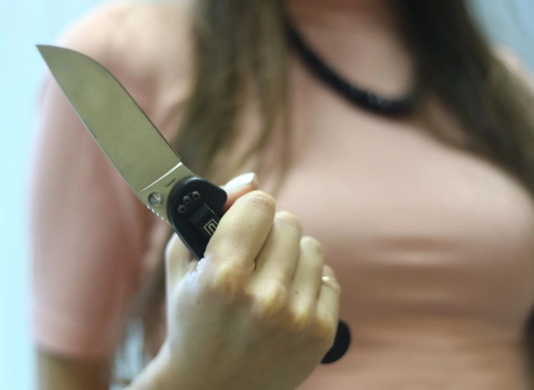 В Баку женщина ранила дочь ножом