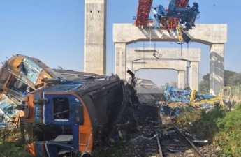 Tailandda kranın qatarın üzərinə aşması nəticəsində ölənlərin sayı 32-yə çatıb