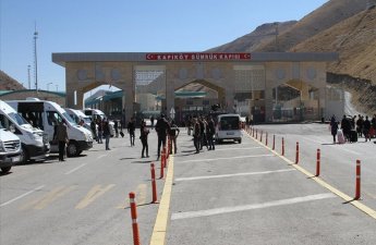 İran vətəndaşları quru sərhədlərini keçərək Türkiyəyə gedir