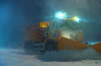 Gecə və səhər yollar qardan və buzdan təmizlənib