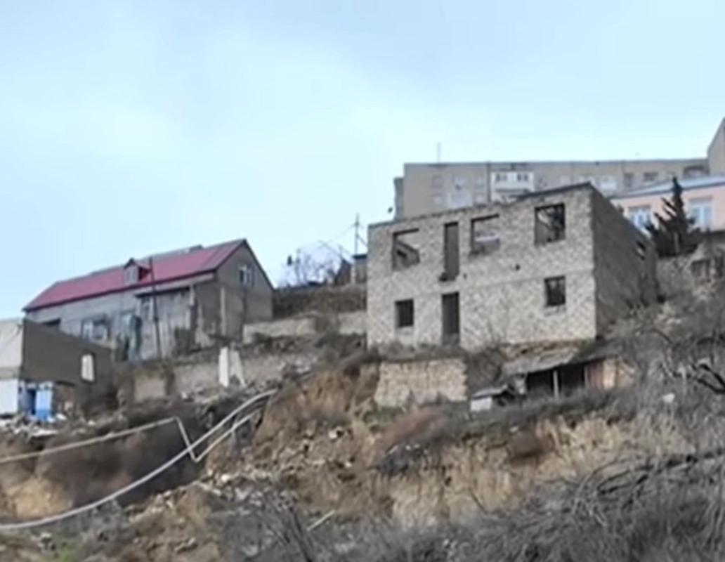 Bakıda torpaq sürüşmələri təhlükəli həddə çatdı, divarlar uçdu: 