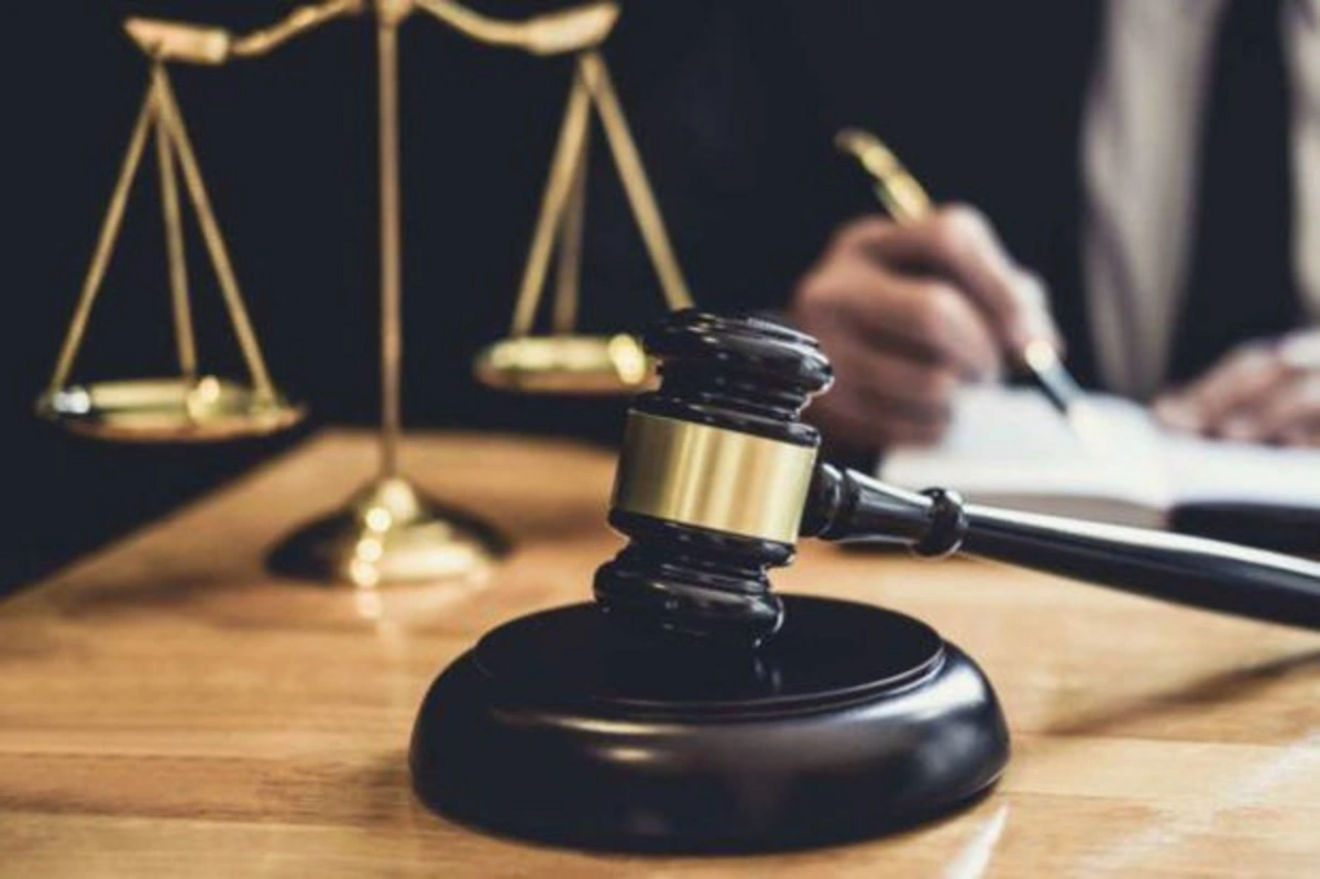 Qonşuluqdakı sevgilisinin ərini öldürən gənc oğlanın məhkəməsi başladı