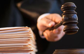 Atasını döyərək öldürən yeniyetməyə hökm oxundu