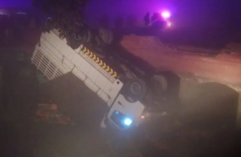 Sərnişin daşıyan yük avtomobili körpüdən aşdı - Çox sayda ölənlər var - FOTO