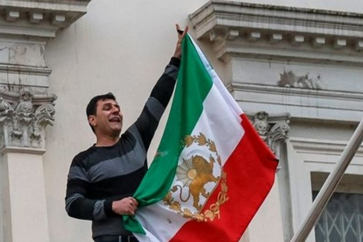 Londonda etirazçılar İran səfirliyinin bayrağını yenidən endirib