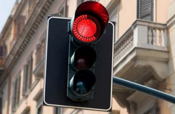 Qırmızıdan keçən maşın avtobusa ÇIRPILDI - FOTO