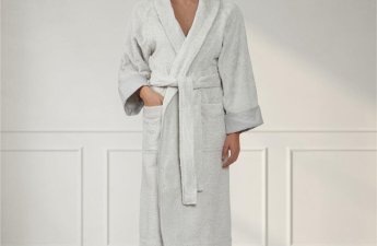 Bakıda turist hamam xalatı ilə marketə getdi - VİDEO