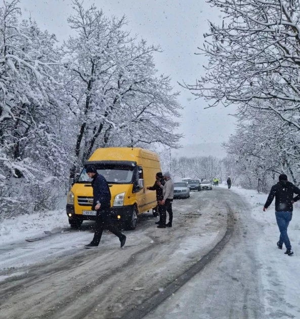 Снег осложнил движение на дороге Баку–Шамахы–Евлах-ФОТО