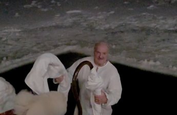 Лукашенко окунулся в крещенскую купель под наблюдением Умки-ВИДЕО