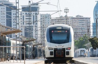 ADY xəbərdarlıq edir: qatar keçidlərində qaydalara əməl edilməməsi faciə ilə nəticələnir - VİDEO