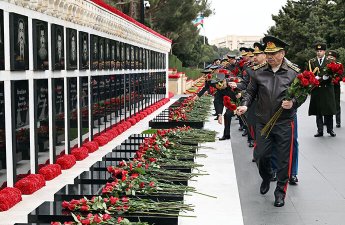 Müdafiə Nazirliyinin rəhbərliyi Şəhidlər xiyabanını ziyarət etdi - VİDEO