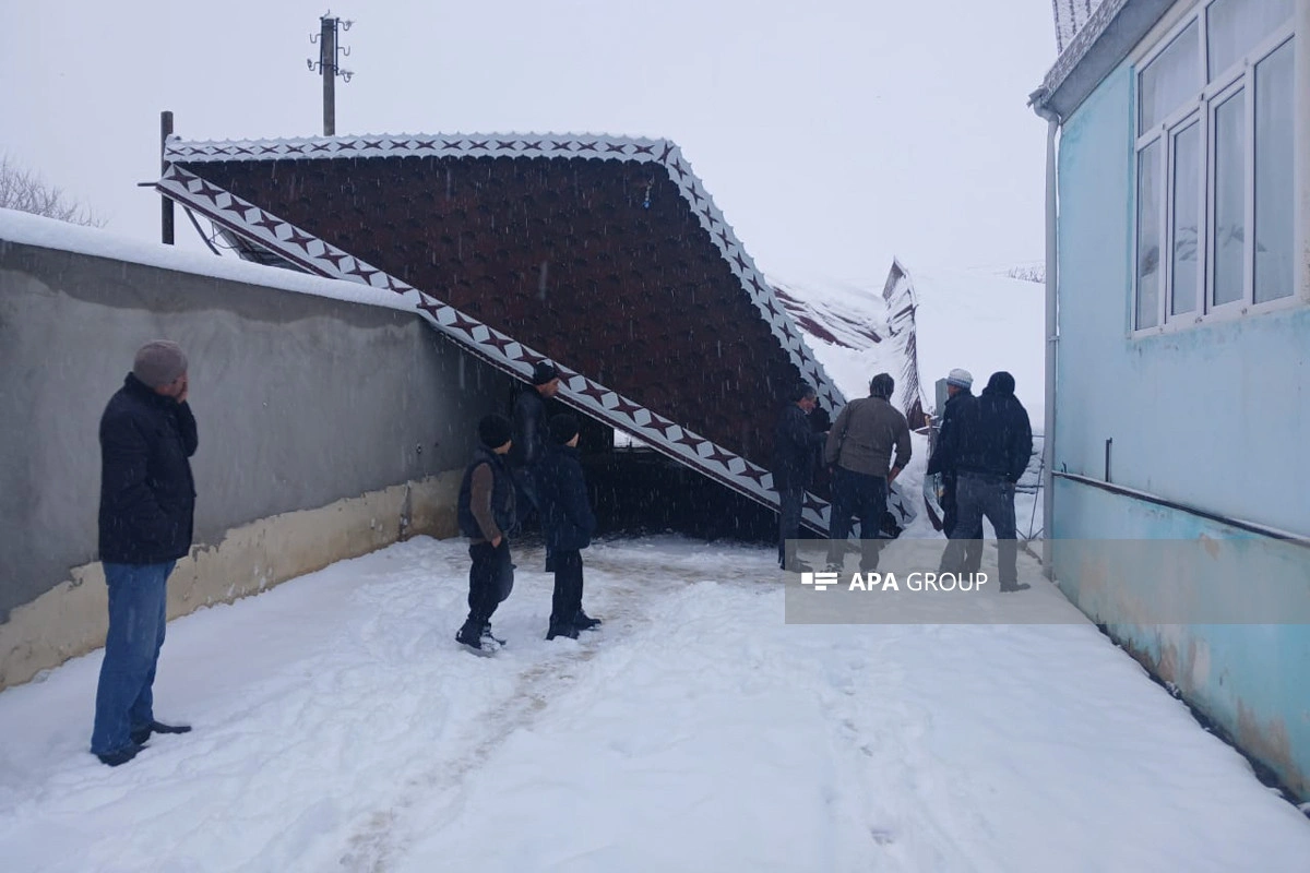 Qazaxda güclü qar səbəbindən evin talvarı çöküb, iki avtomobil altında qalıb