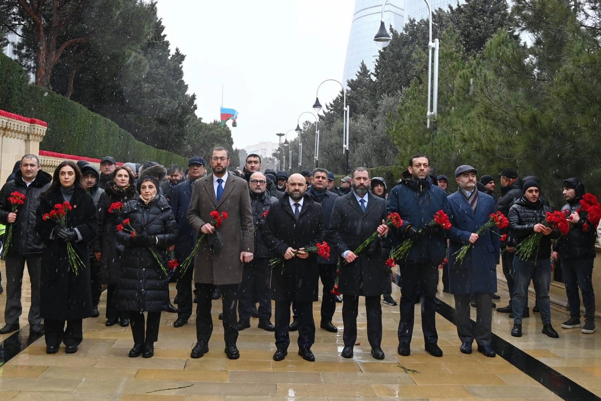 SOCAR-ın kollektivi Ümumxalq Hüzn Günü ilə əlaqədar Şəhidlər xiyabanını ziyarət edib - FOTO
