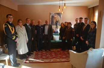 Семье погибшего при крушении С-130 турецкого военного вручили флаг Азербайджана