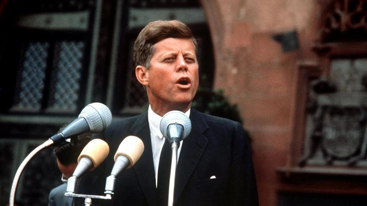 Kennedinin qatilinin arvadına naməlum şəxslər tərəfindən ödənilən məbləğ açıqlandı