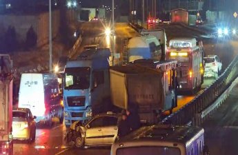 Yasamalda qəza baş verib, nəqliyyatın hərəkətində çətinlik yaranıb - FOTO