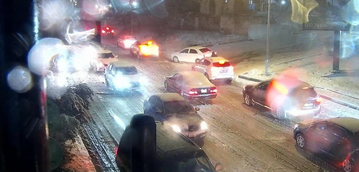 На ряде улиц Баку из-за снегопада затруднено движение транспорта